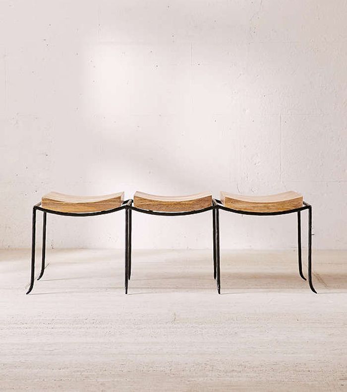 Urban Outfitters的三座位芒果木凳