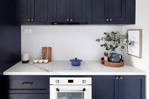 蓝色的橱柜和金色的五金。