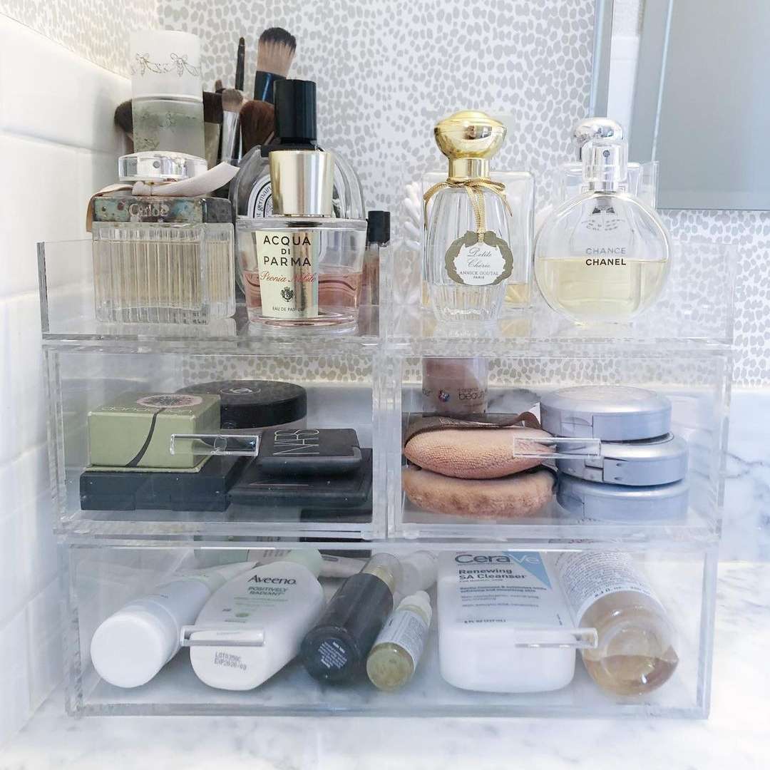 光线和通风浴室台面上存储