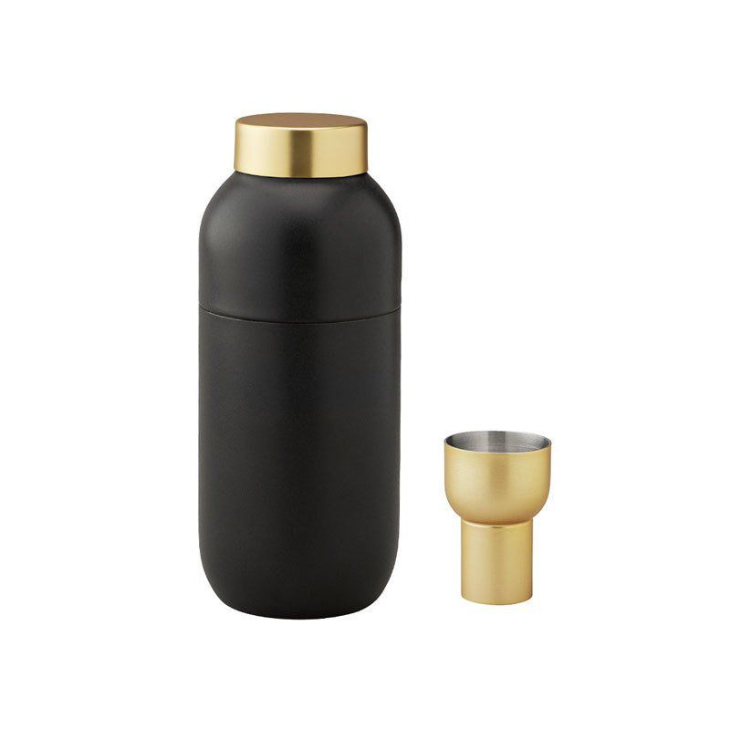 黑色鸡尾酒调酒器具有金色调的顶部和内置的卷染机。