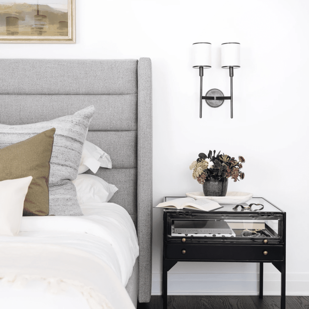 一间带有现代古典壁灯的卧室