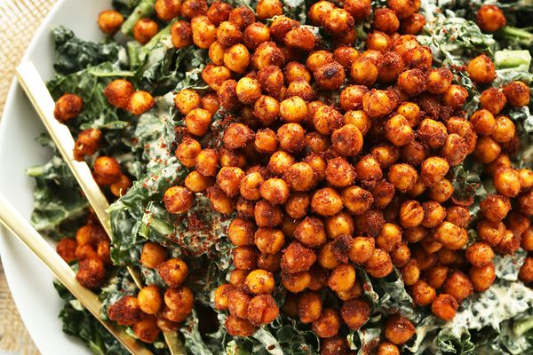 蒜味甘蓝沙拉配脆嘴豆