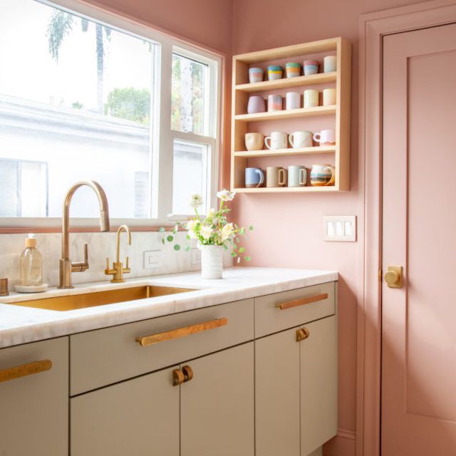 粉红色的厨房有开放式的架子