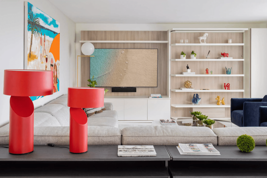 豪华沿海客厅与艺术电视。