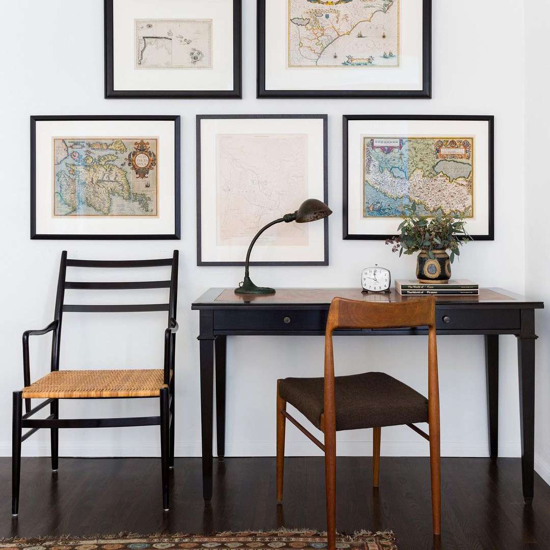 画廊墙上的古董地图