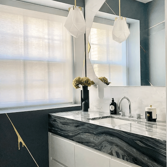 浴室配有石头吊灯