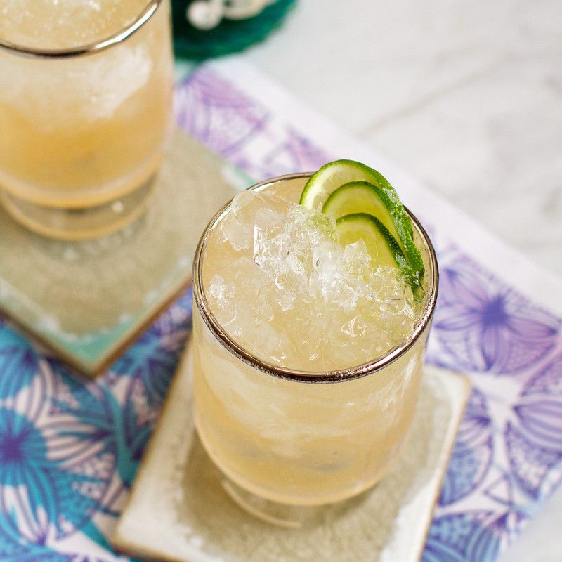 两个玛格丽塔的杯垫，用生石灰轮点缀。