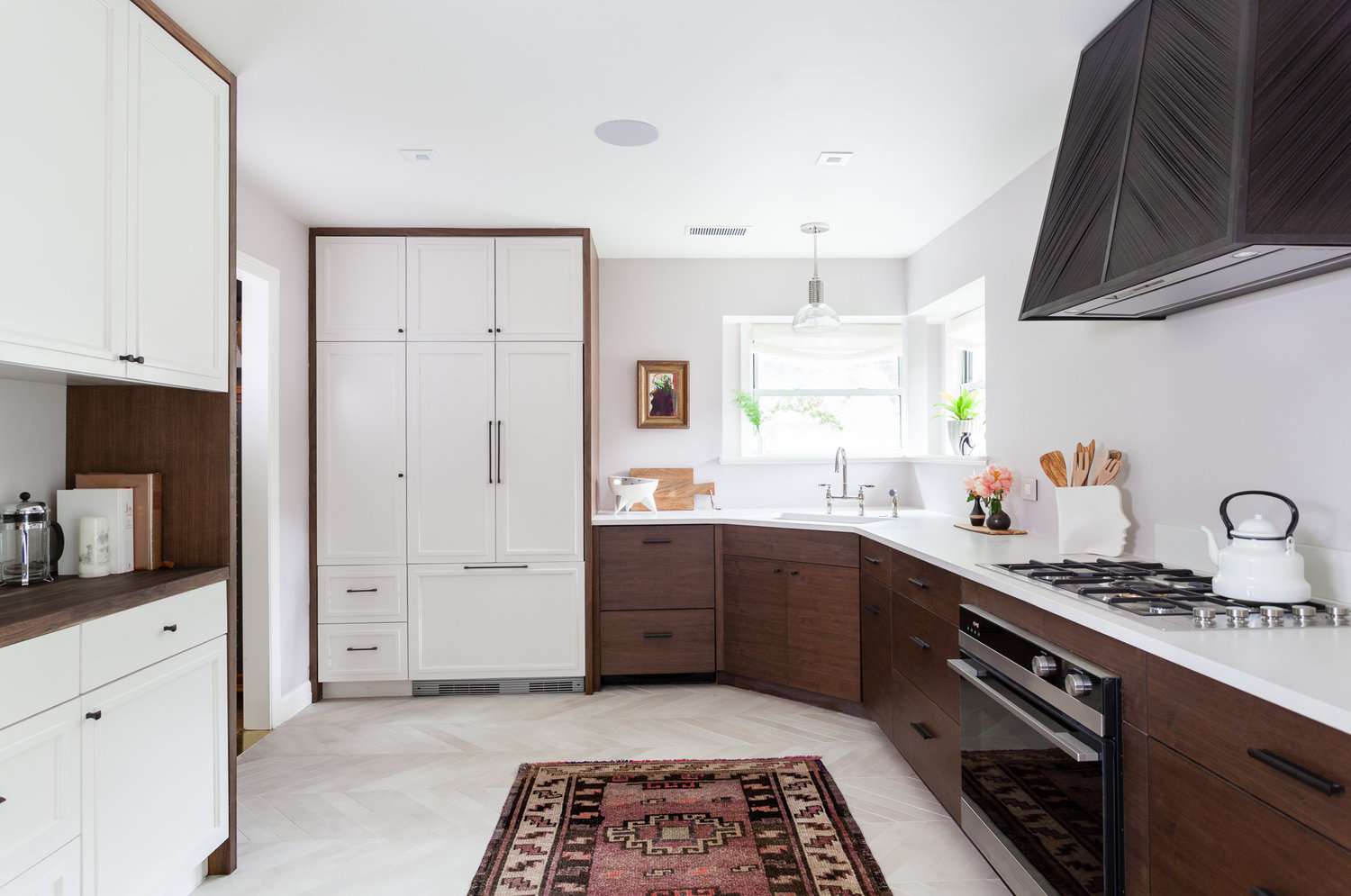 有横跨三面墙的橱柜的大厨房