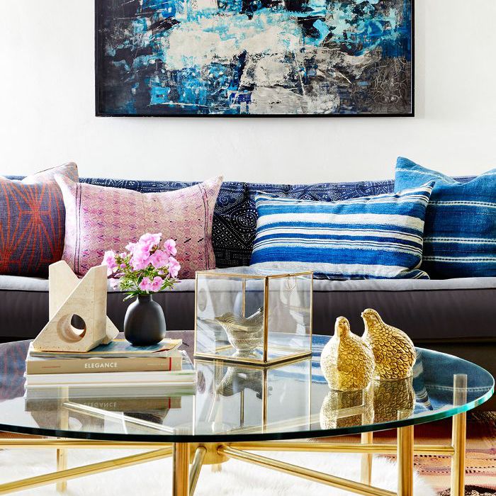 混合枕头和纹理在一个世纪中期的灵感客厅