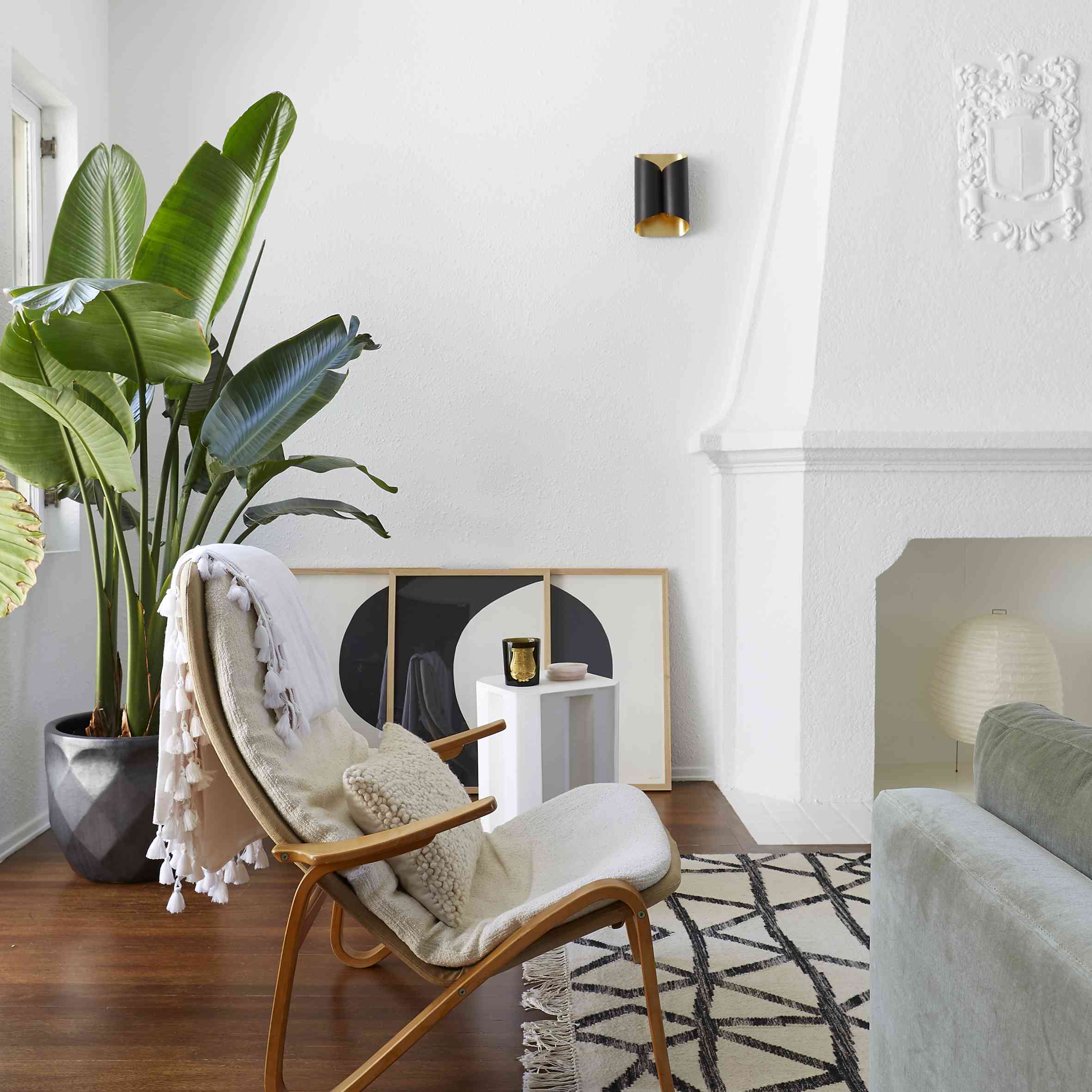 有雕刻家具的客厅