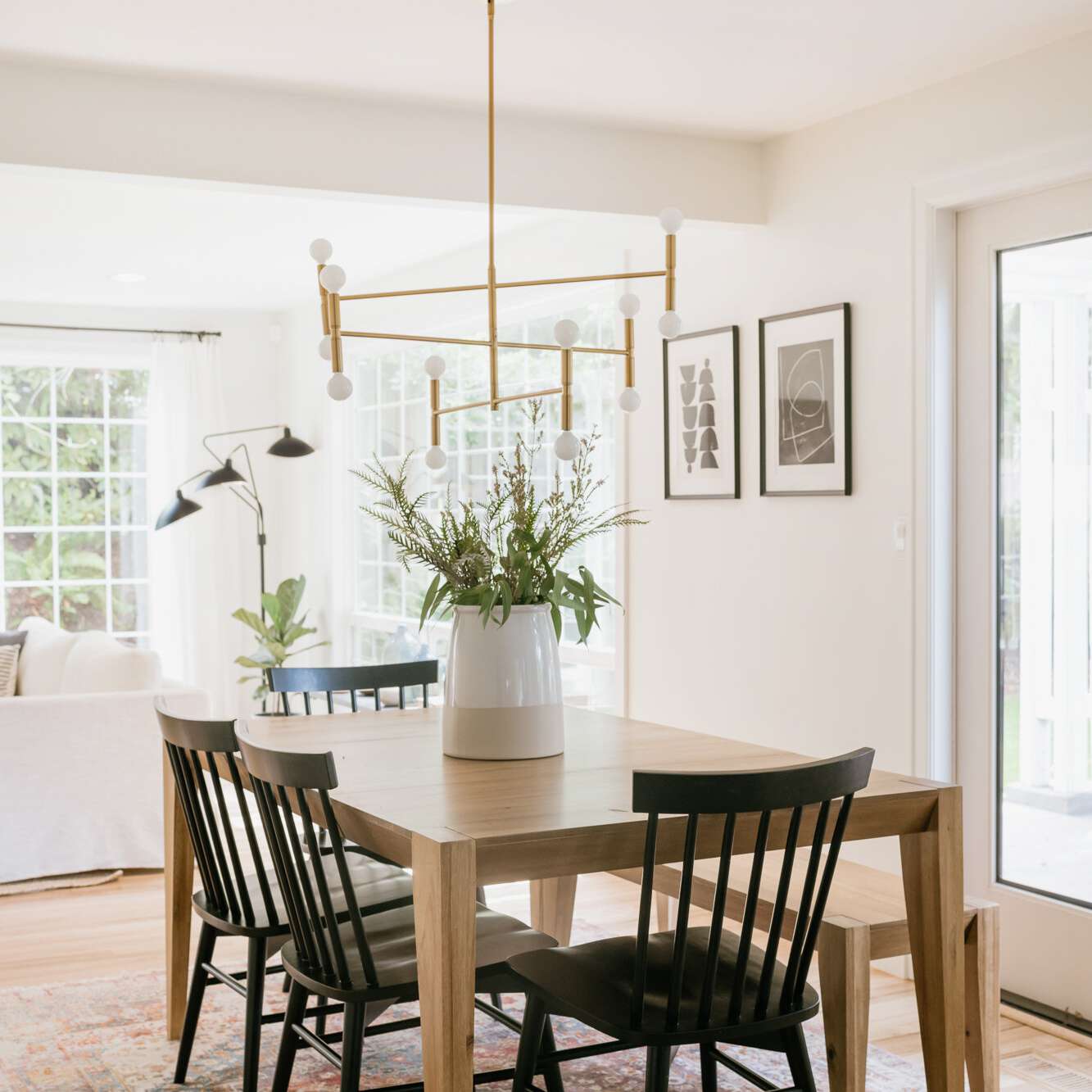 厨房用黑色椅子和图案地毯。