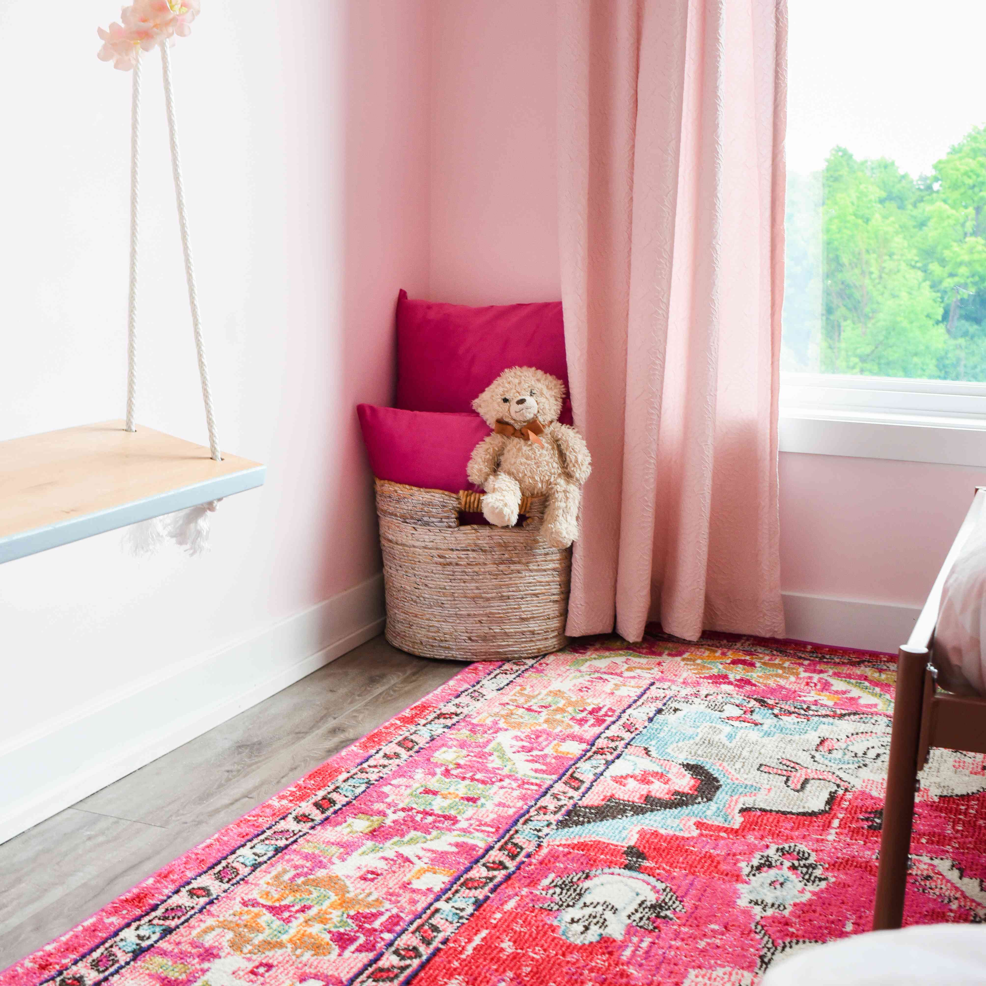 室内秋千在卧室。“class=