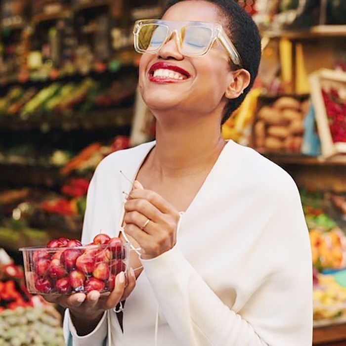 一个微笑的女人在吃水果