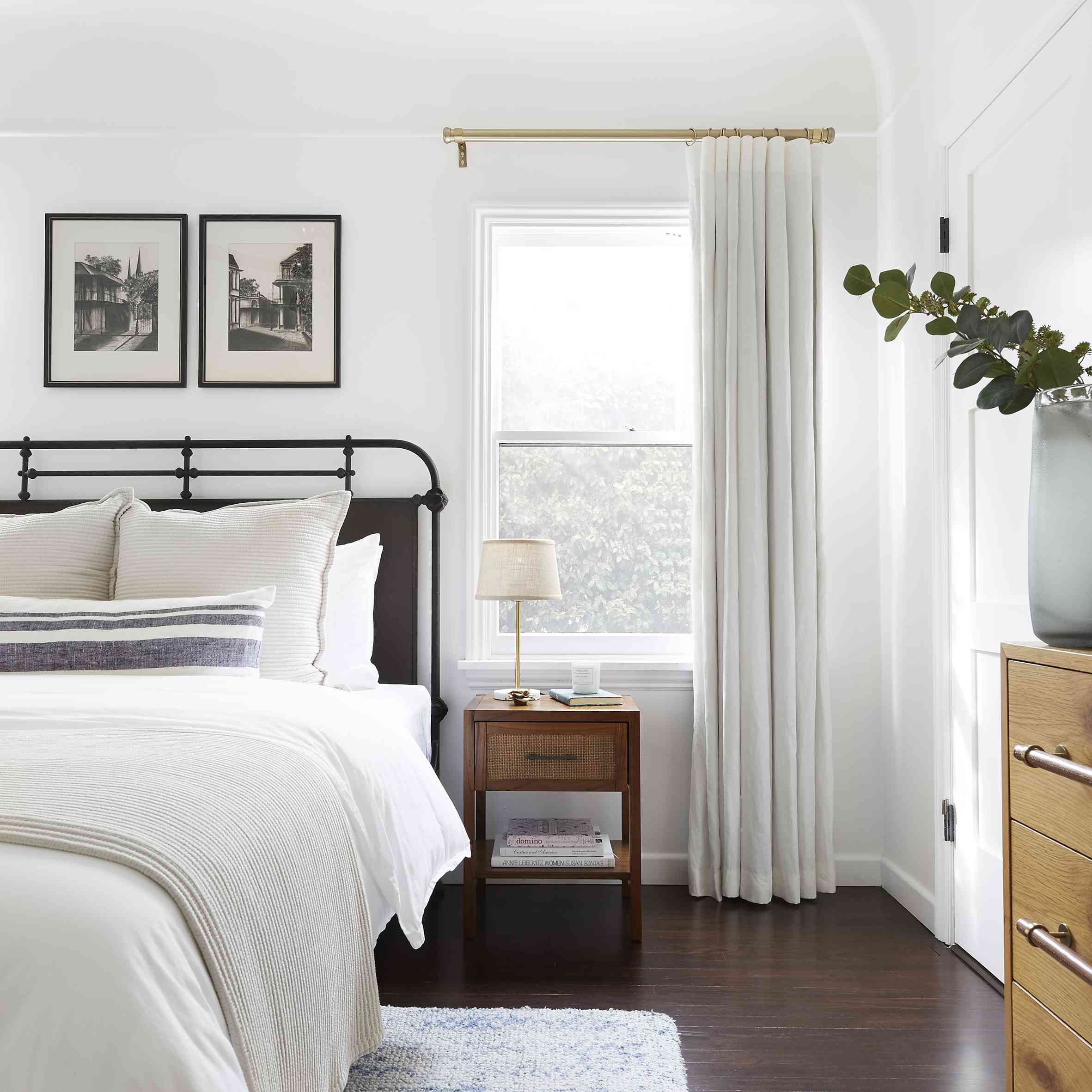 卧室有别致的窗帘。