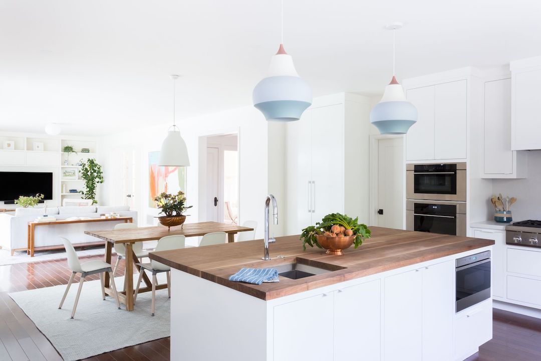 打开有蓝色垂饰光的概念厨房。