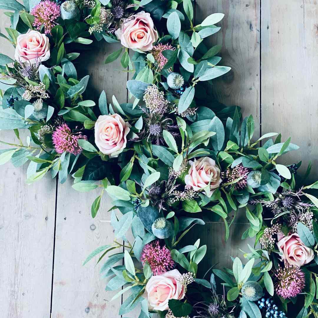 围绕着蜜蜂的春天花环。