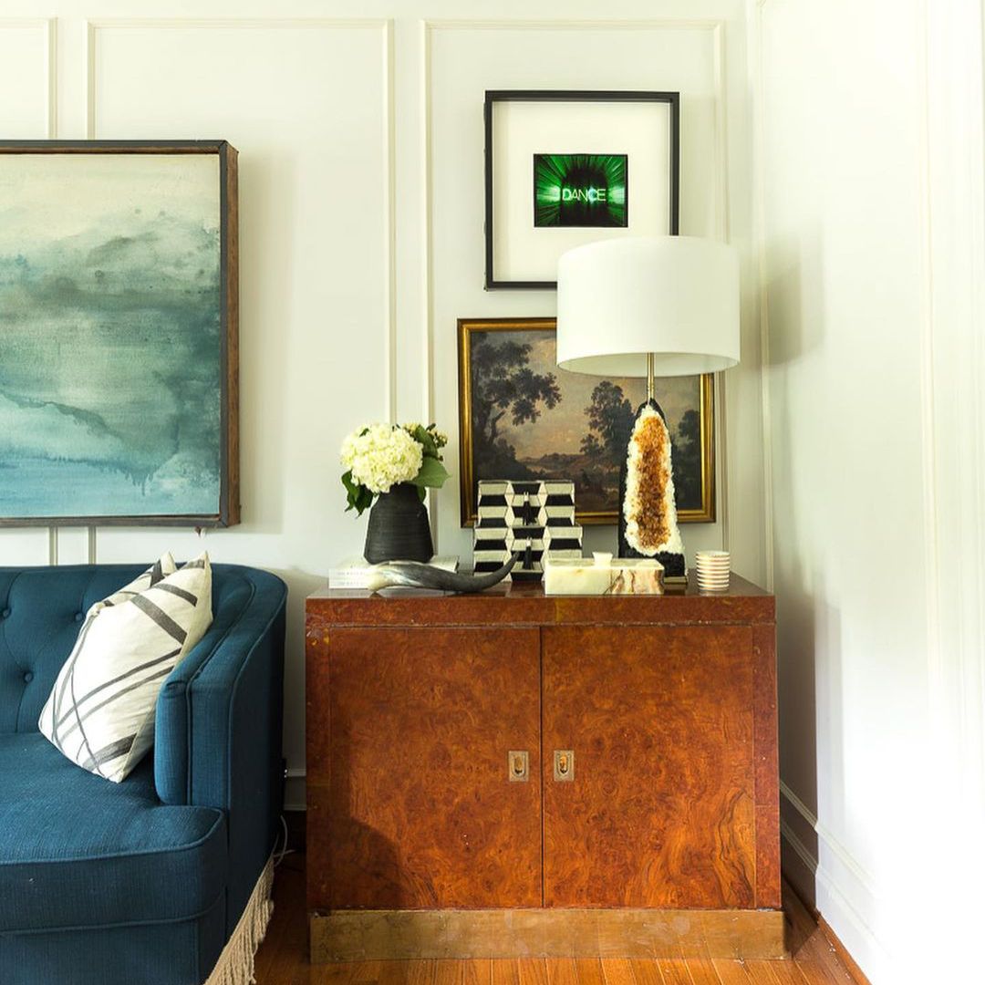 Burl木材梳妆台装饰口音。