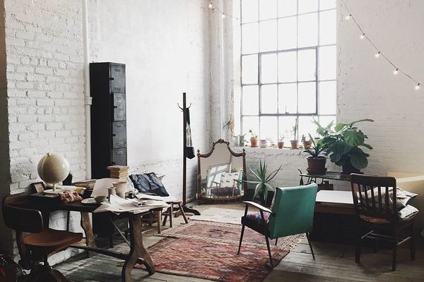 开放式概念公寓，带绳灯和复古家具。