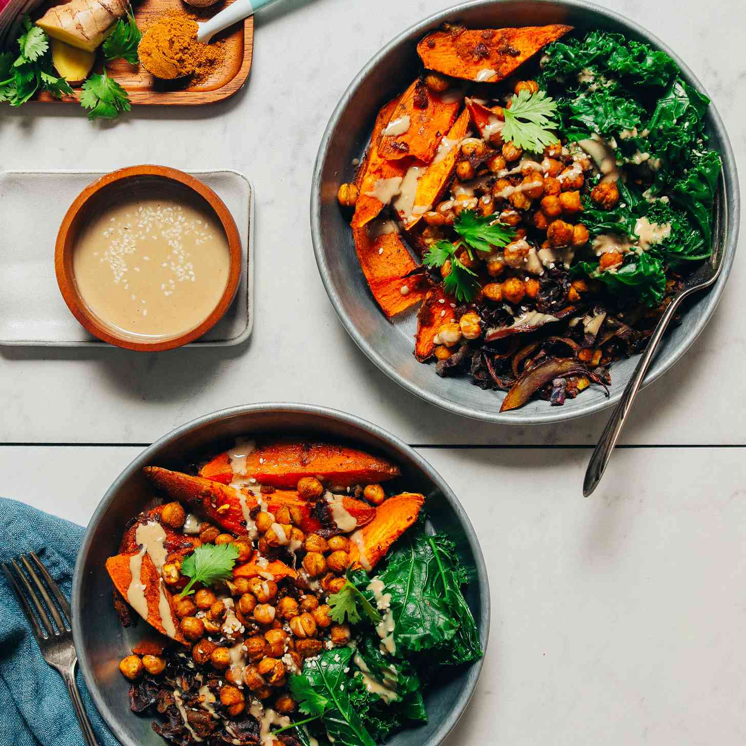 烤盘咖喱甘薯和鹰嘴豆