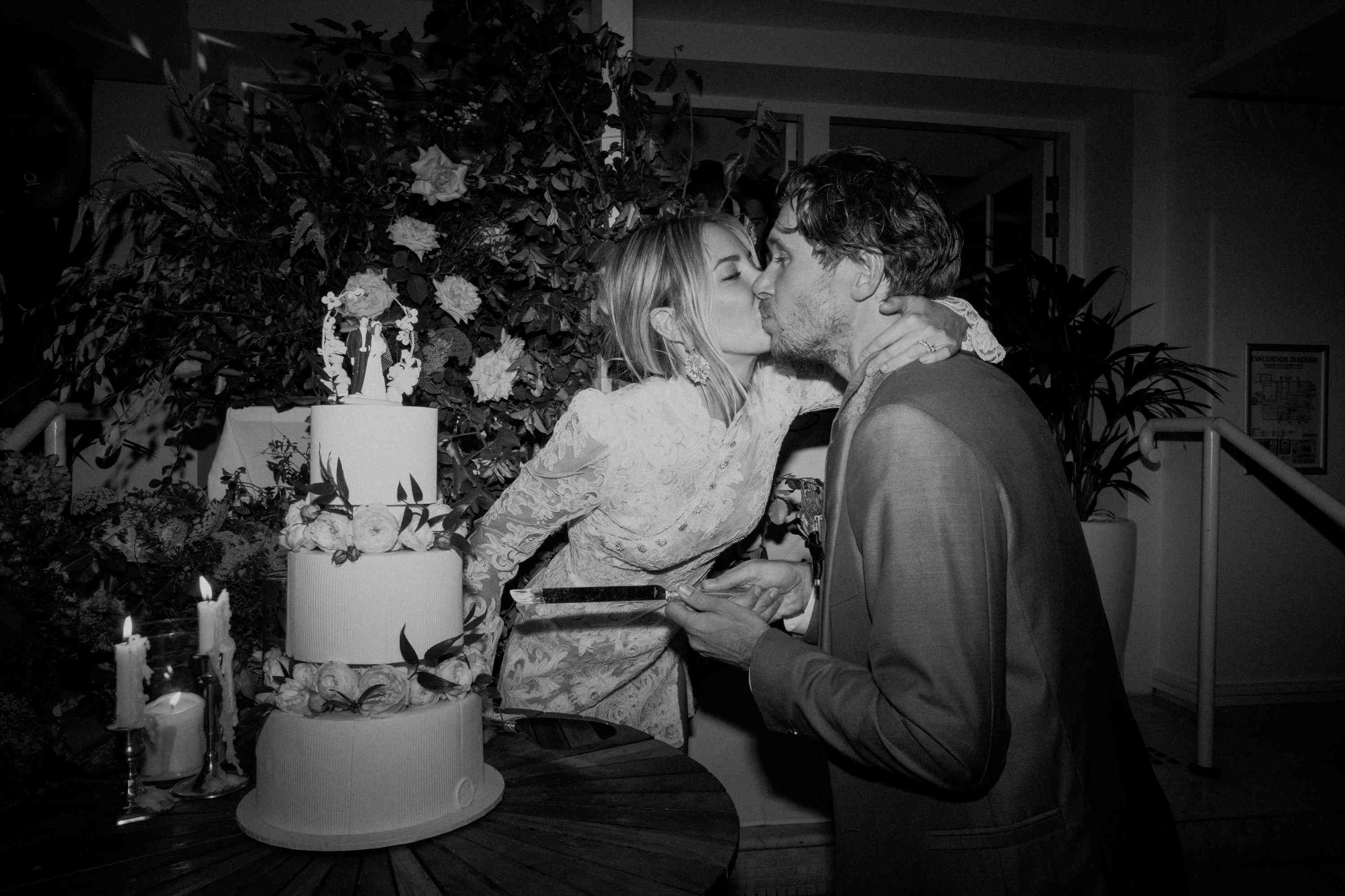 展望de and groom kissing and cutting wedding cake