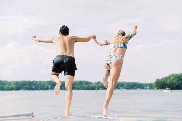 新娘和新郎跳船