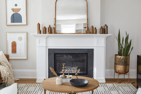 在咖啡桌上的烛台。