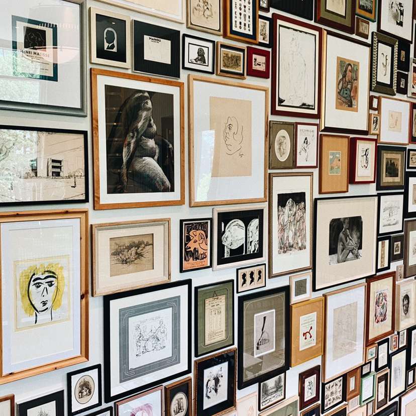 大型画廊的复古艺术墙。