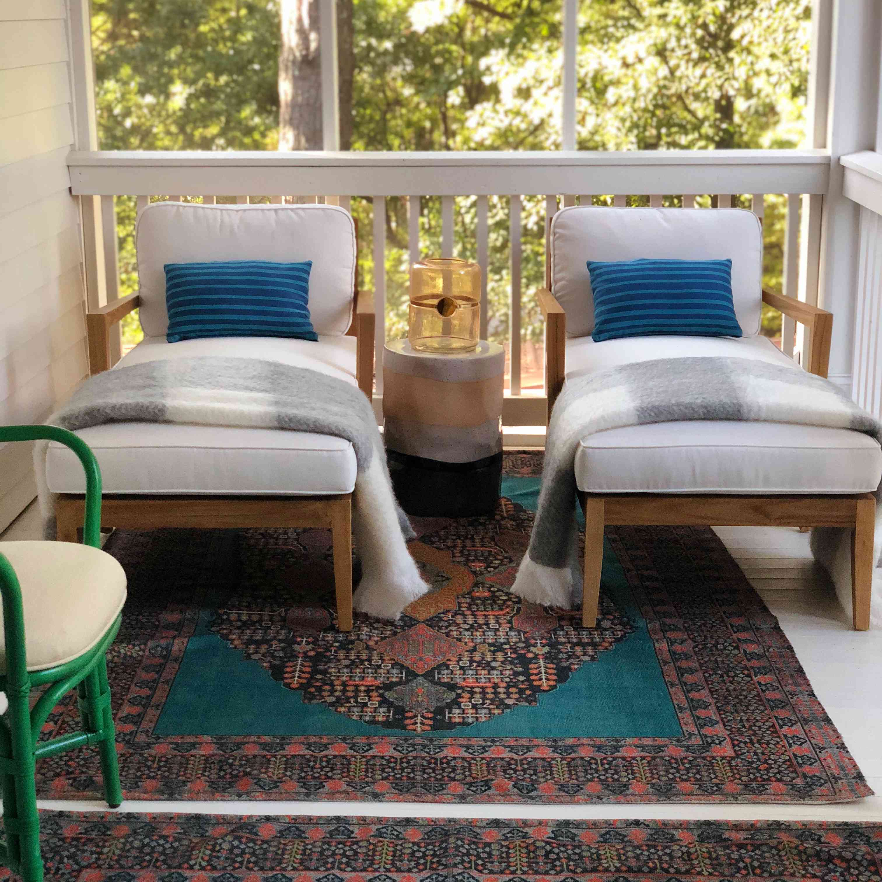 带地毯的室外露台