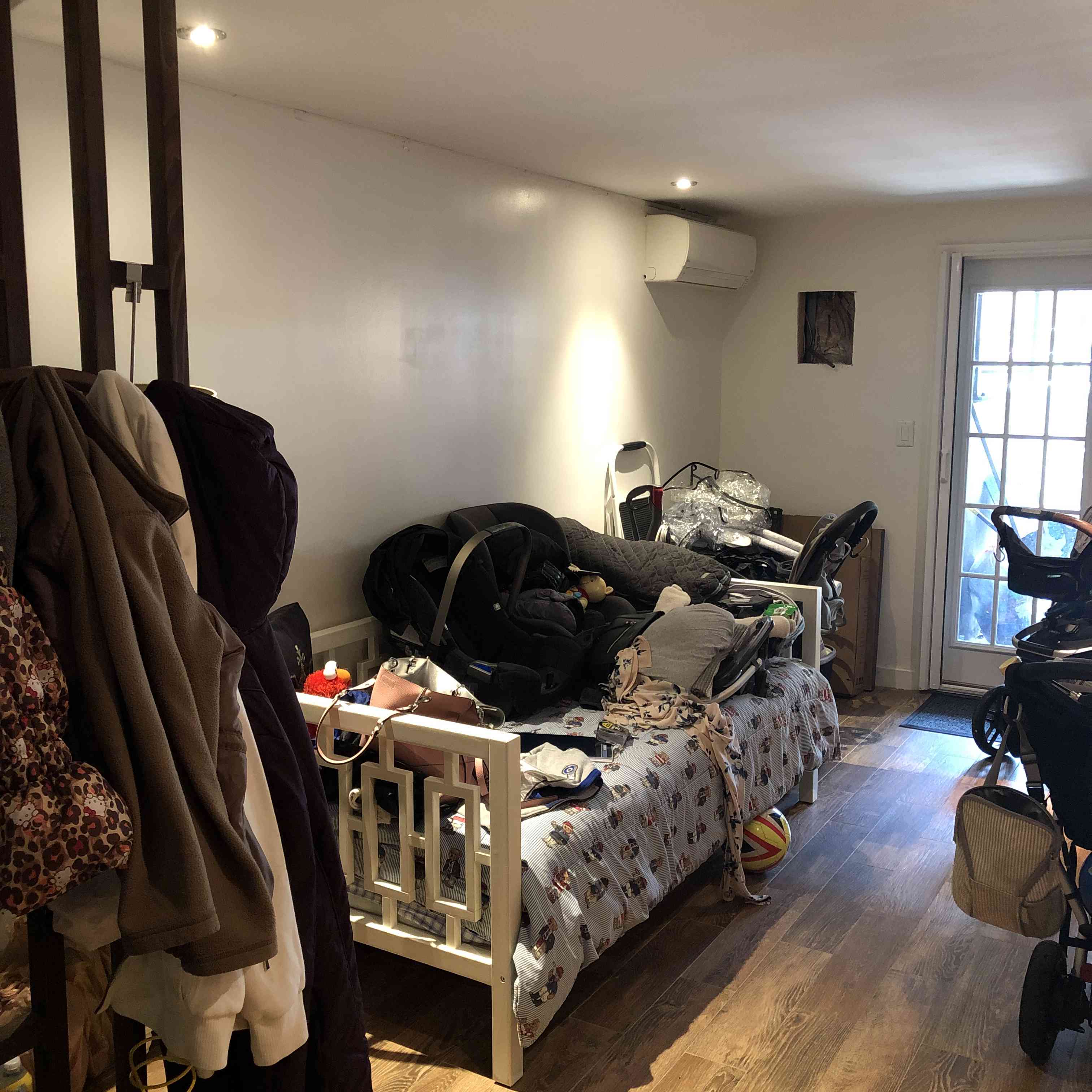 在拍摄杂乱的地下室空间之前。