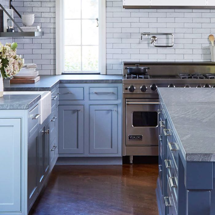 豪华的厨房瓷砖墙壁