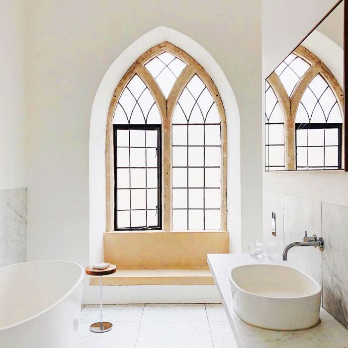 带有独立浴缸的极简主义浴室