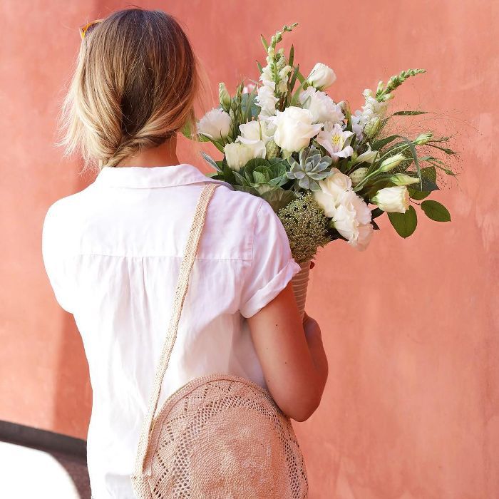 一名妇女抱着一束花