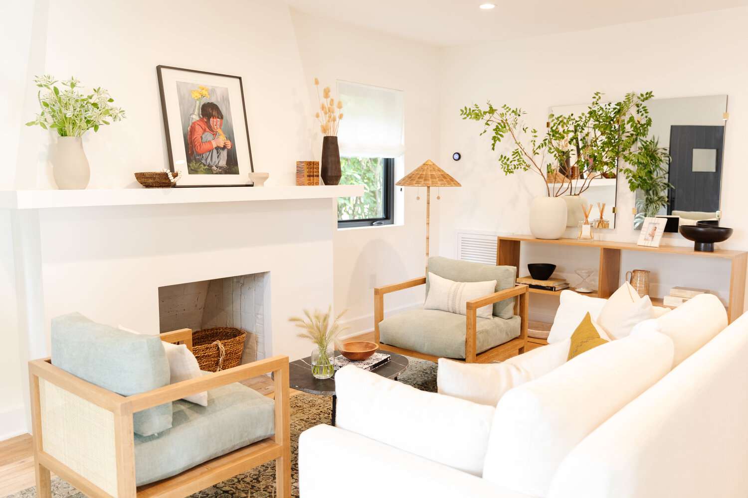 带篮子和壁炉的客厅