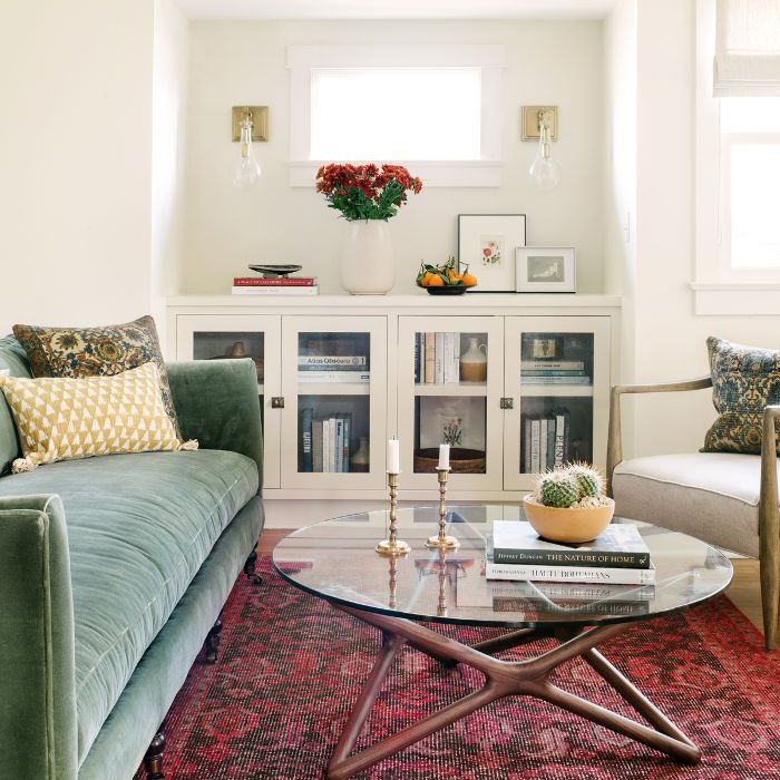 绿色的天鹅绒沙发上