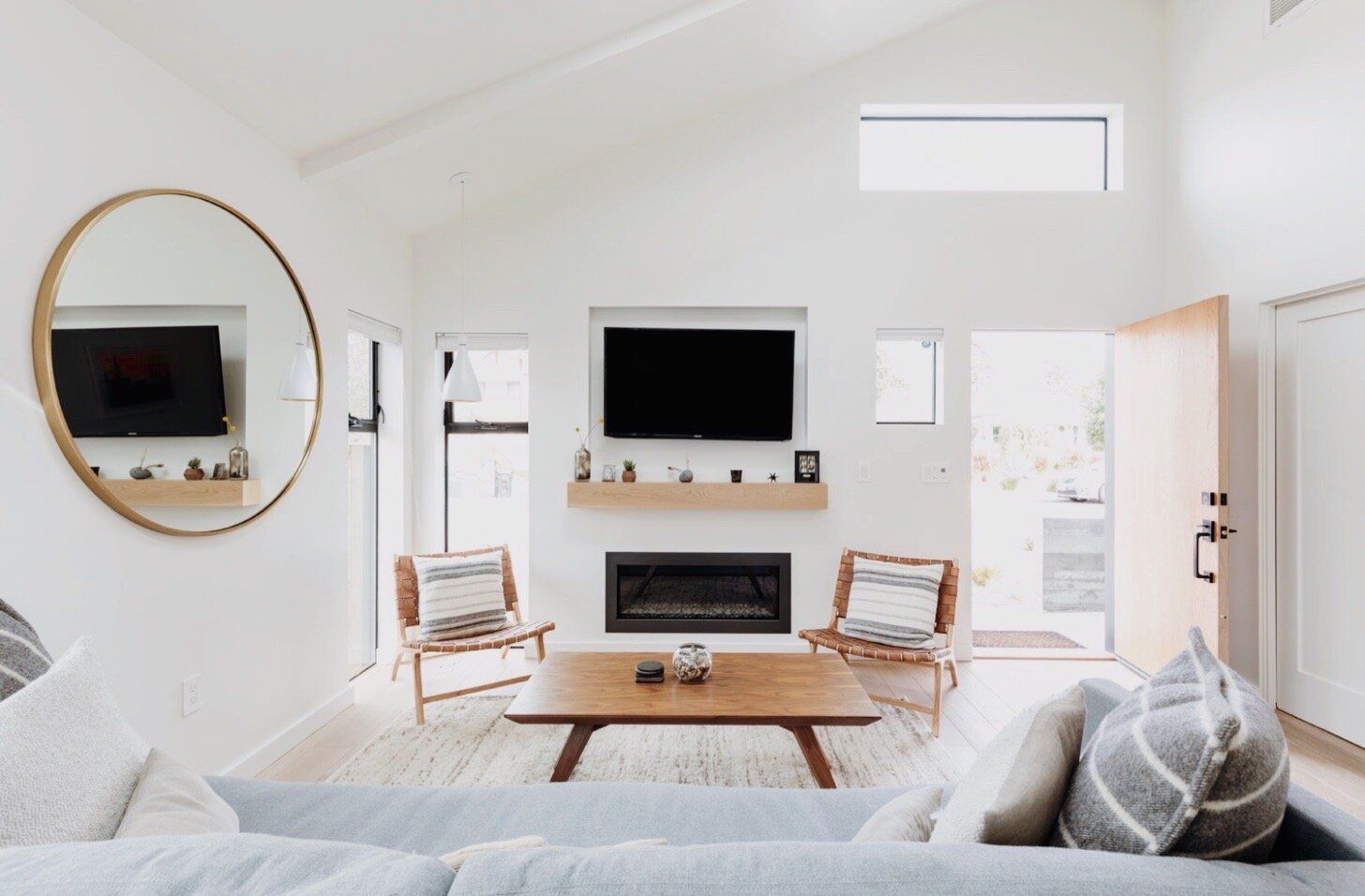 明亮的白色客厅与木制家具。