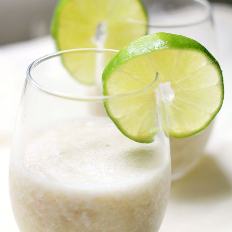 在一块玻璃的圣母香蕉代基蒂与石灰轮子装饰。