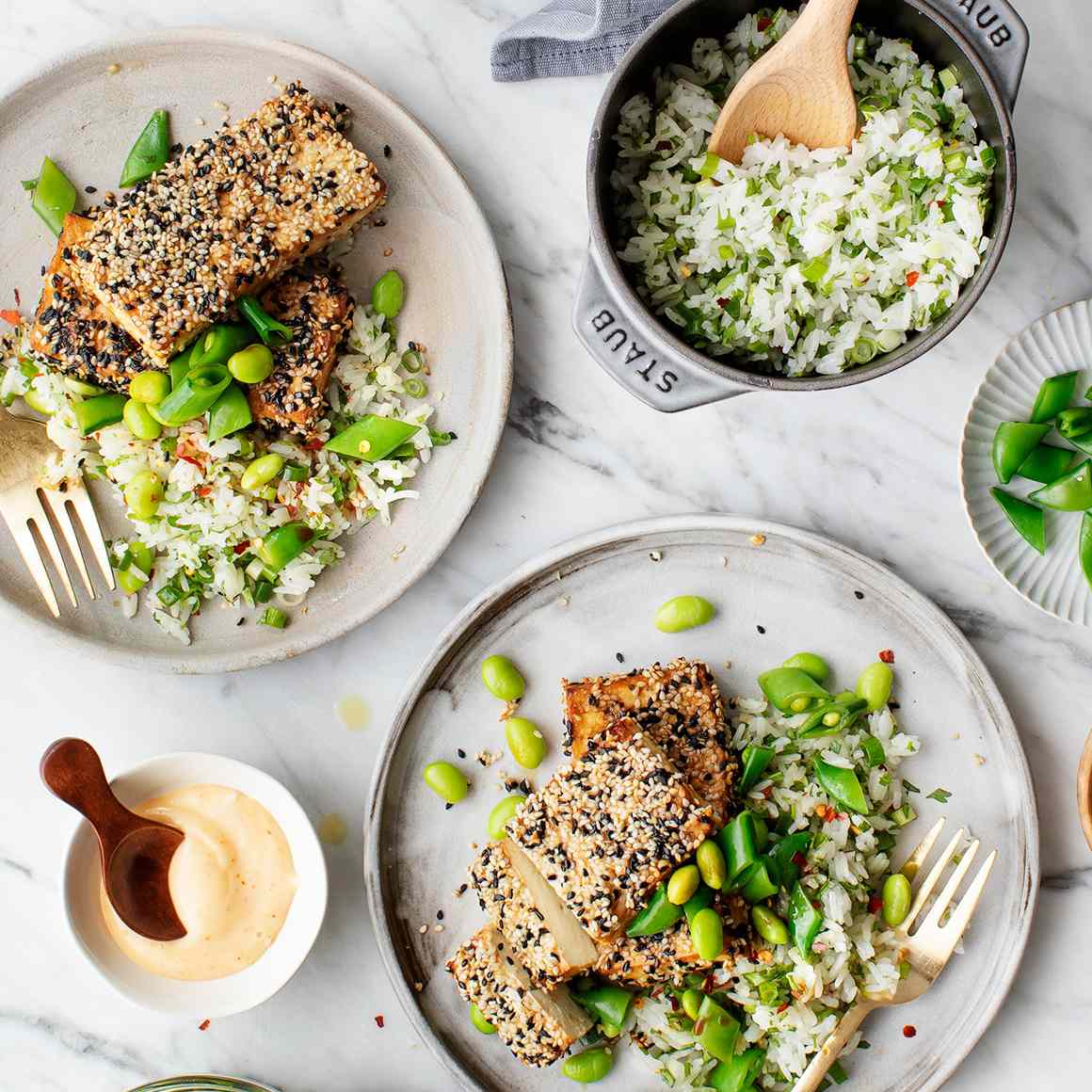 脆豆腐配毛豆和米饭两盘