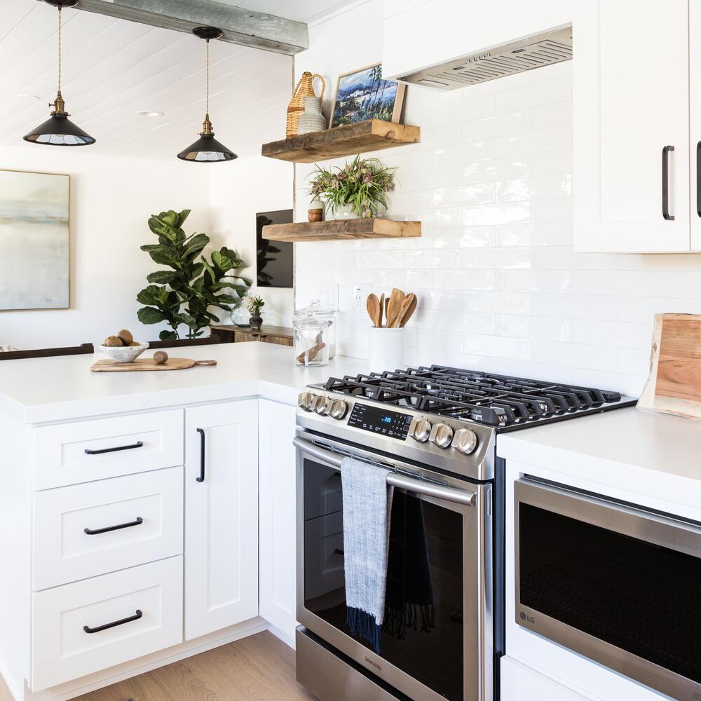 白色的小厨房带有几处质朴的木制装饰