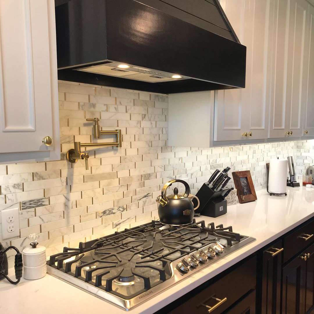 多层瓷砖的厨房