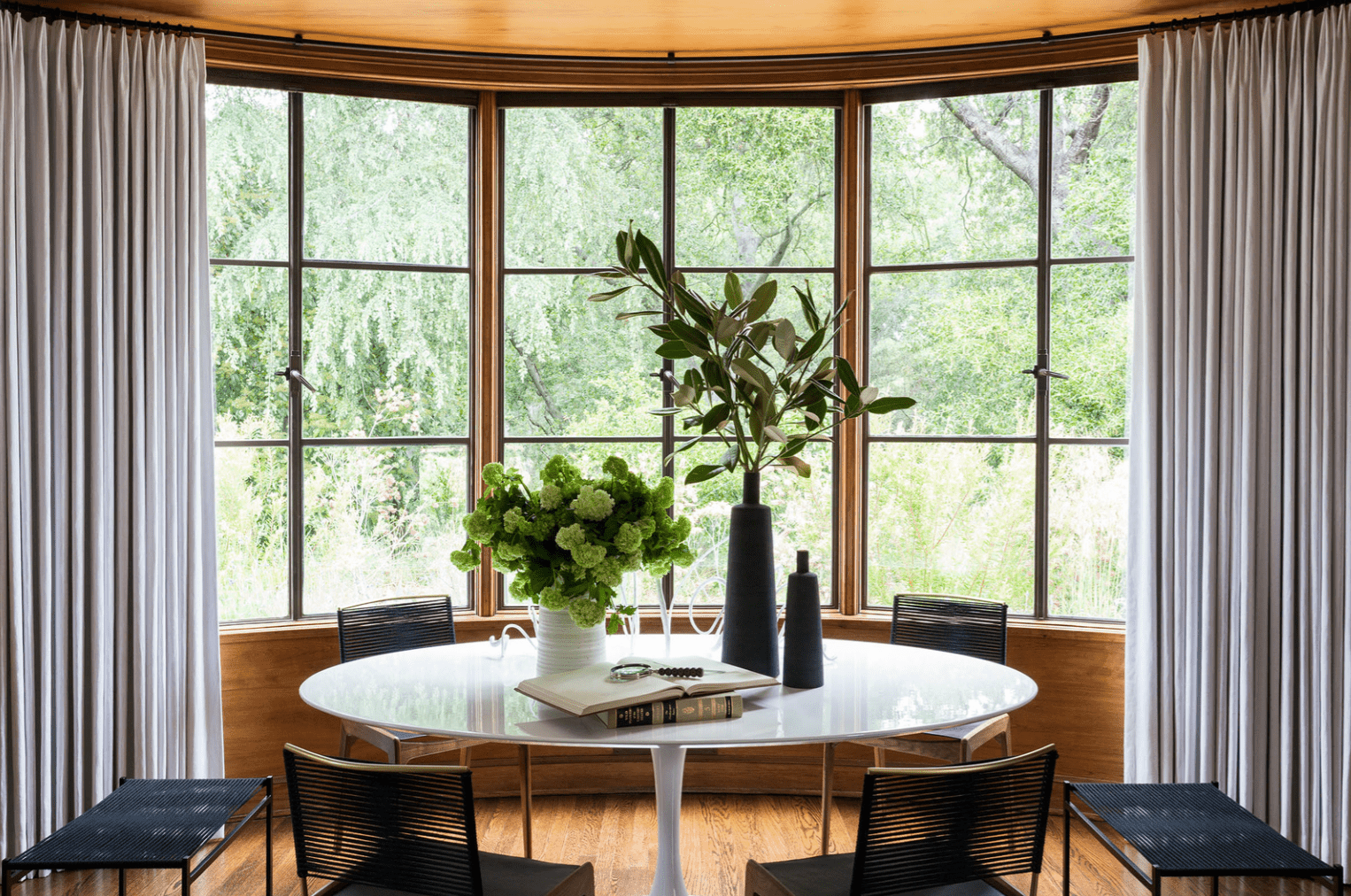 一间带帘子的飘窗的房间里的餐厅