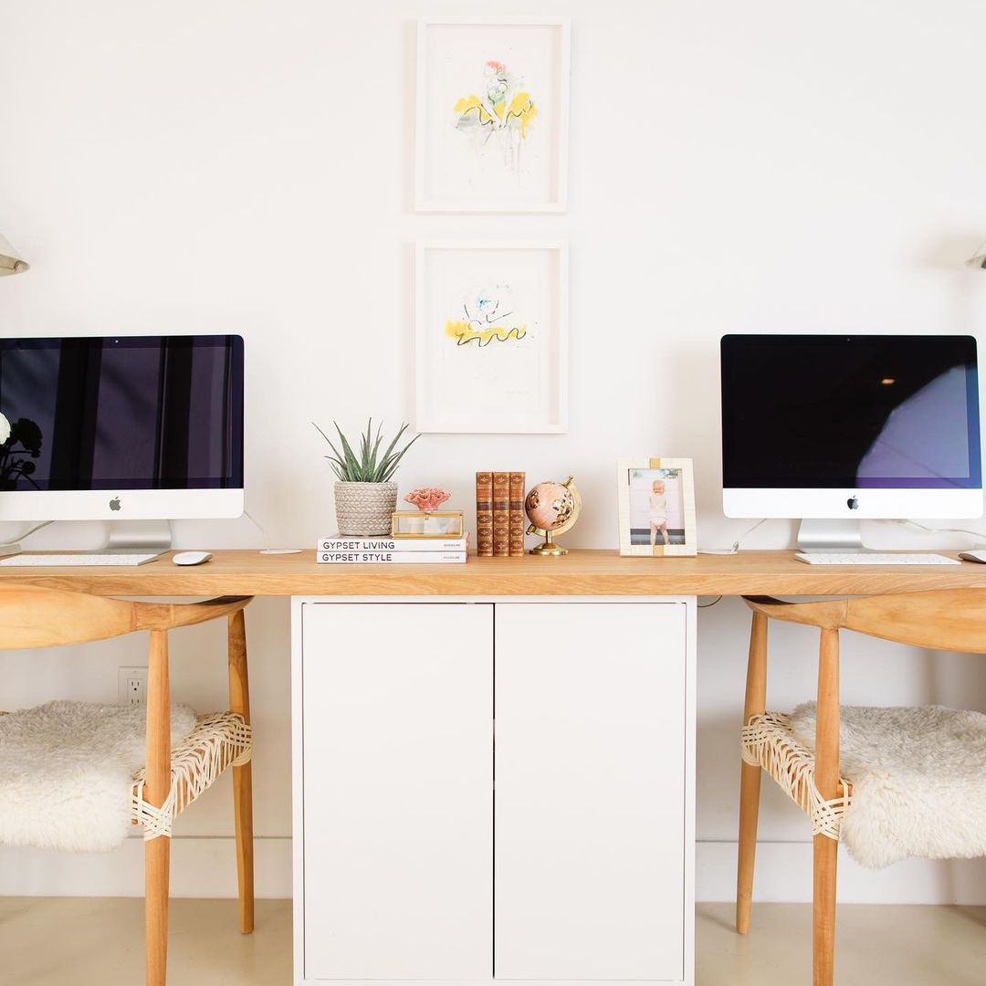 双人工作区有两个书桌