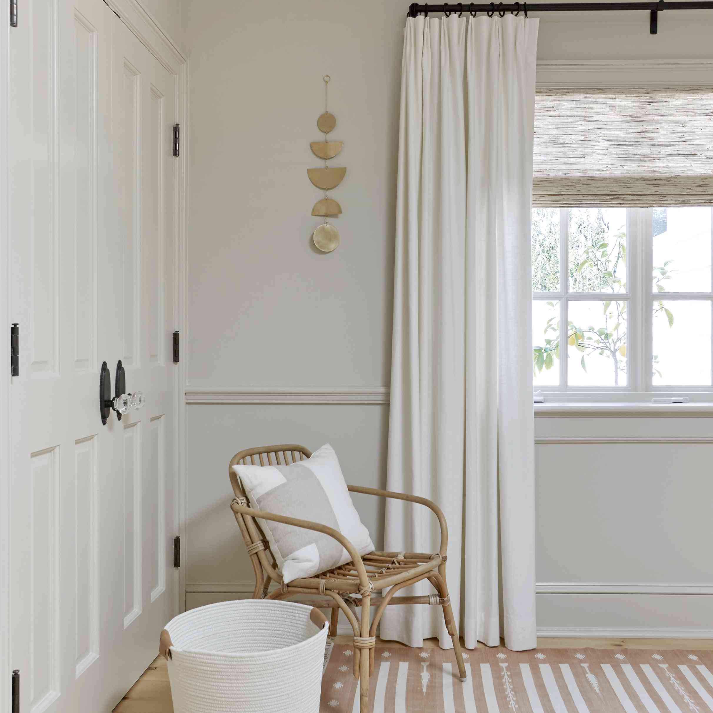 挂着白色窗帘的波西米亚风格卧室的一角。