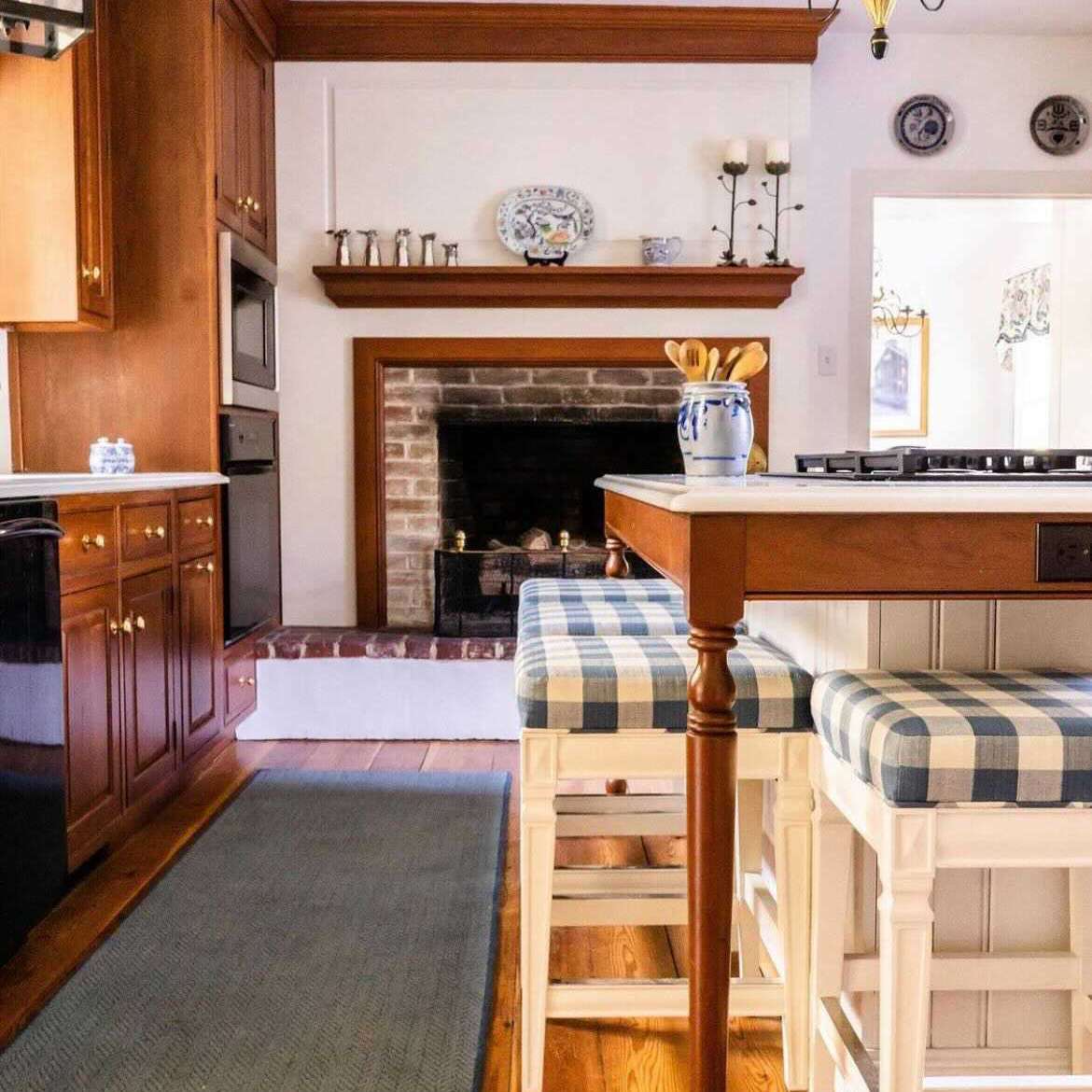 有蓝色格厄姆厨房海岛凳子的传统木厨房