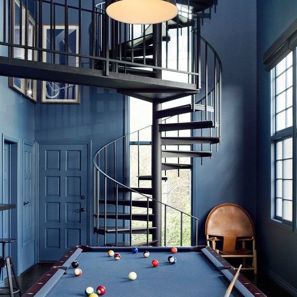 螺旋楼梯和台球桌，在杰西卡·阿尔芭的招待所