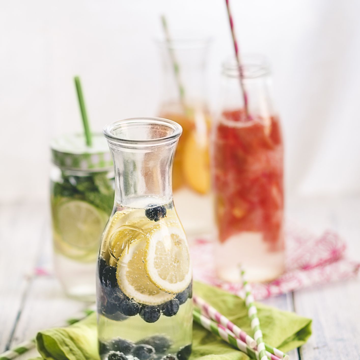 几个盛满水果水的玻璃牛奶瓶。