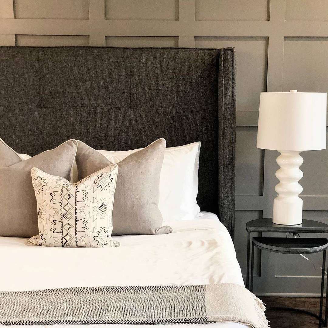 中性卧室与白色被子。