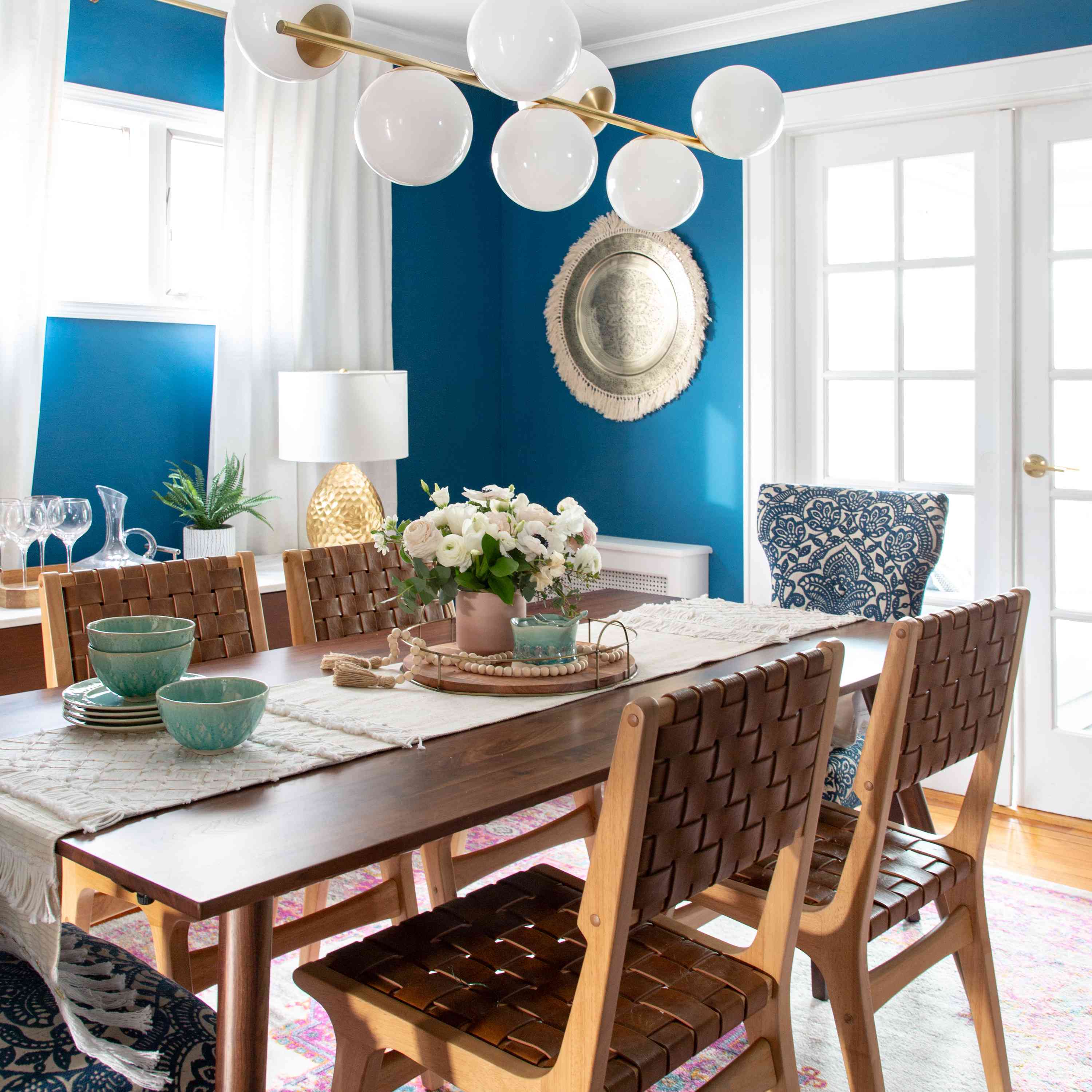 近餐厅的桌子和椅子。