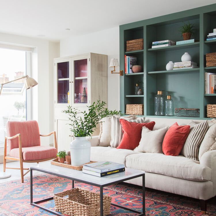 粉红色的中性客厅，绿色的嵌壁式架子。