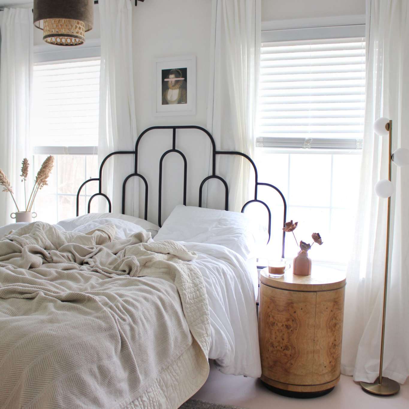 铺着未整理床单的床