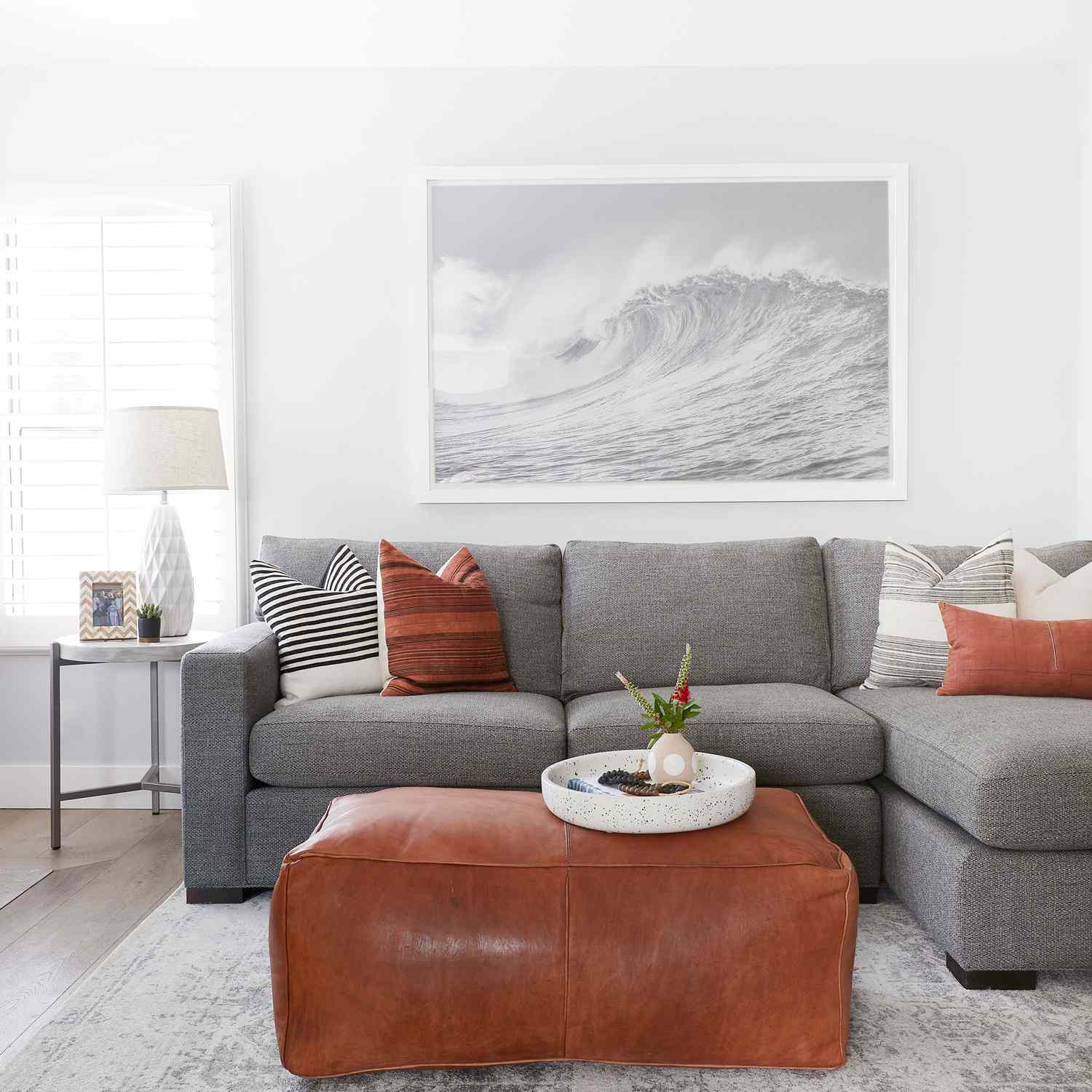 沙滩客厅与灰色沙发。